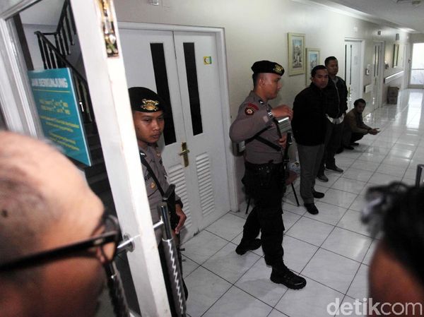 Polisi Bersenjata Jaga RS Tempat Novanto Dirawat