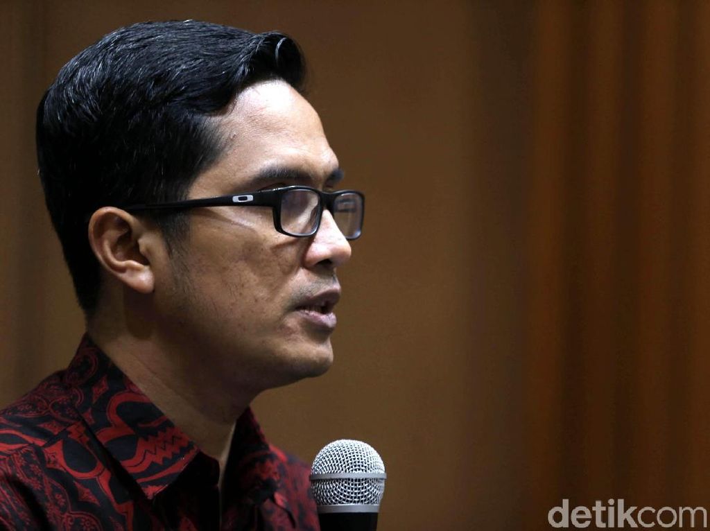 Bupati Buton Selatan yang Kena OTT KPK Dibawa ke Jakarta Besok Bupati Buton Selatan yang Kena OTT KPK Dibawa ke Jakarta Besok