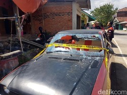 Kelompok Bermotor Rusak Rumah Warga dan Markas Ormas di Sukabumi