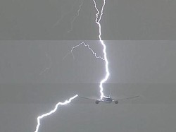 Momen Mengerikan: Petir Menyambar Pesawat Saat Terbang