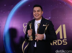 Bawa Pulang Piala AMI, Tulus Sudah Bersyukur Bisa Masuk Nominasi