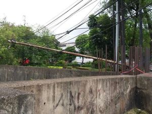 Penampakan Tiang Listrik yang Roboh dan Nangkring di Atas Tol