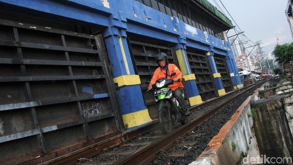 Nekat! Pengendara Motor Ini Nyebrang Lewat Rel Kereta Api