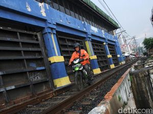 Nekat! Pengendara Motor Ini Nyebrang Lewat Rel Kereta Api