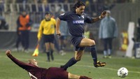 Roberto Muzzi mengawali kariernya bersama AS Roma pada 1990. Sejak 2003, Muzzi memperkuat Lazio sampai 2005. Foto: Sean Gallup/Getty Images
