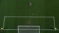 Ini adalah momen kunci pertemuan Atletico dan Madrid di final Liga Champions musim 2015/2016. Kegagalan penalti Juanfran di babak tos-tosan harus dibayar mahal oleh Atletico, yang menang usai eksekusi Cristiano Ronaldo masuk. Di laga ini, Antoine Griezmann juga melewatkan sebuah penalti di waktu normal. Ada yang masih ingat? (Foto: Matthias Hangst/Getty Images)