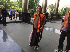 Keseleo, Bunda Sitha Pakai Kruk Saat akan Diperiksa KPK