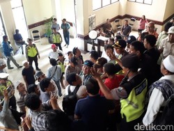 Ketua DPRD Surabaya Didemo Soal Masjid