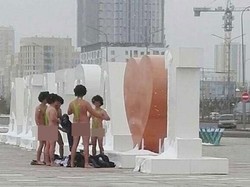 Bergaya Seksi Seperti Film Borat, Segerombolan Traveler Ditangkap Polisi