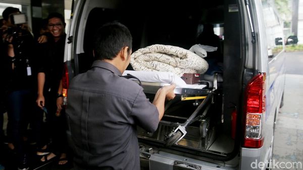 Ambulans yang Bawa Novanto Tinggalkan RSCM Kencana