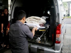 Ambulans yang Bawa Novanto Tinggalkan RSCM Kencana