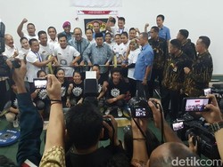 Kunjungi Mes Atlet Angkat Besi, JK Jajal Angkat Beban 45 Kg