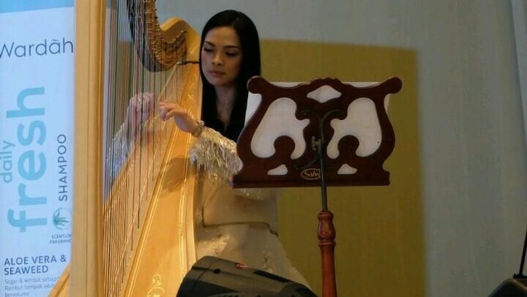 Pesona Mesty Ariotedjo, Dokter Cantik yang Jago Main Harpa