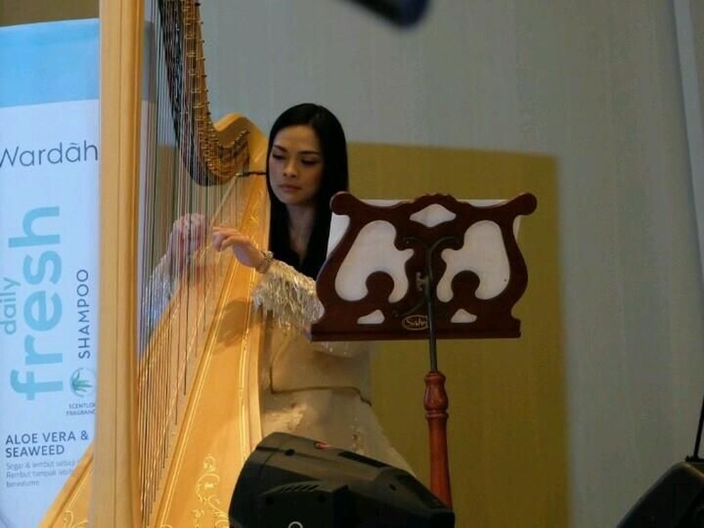 Pesona Mesty Ariotedjo, Dokter Cantik yang Jago Main Harpa