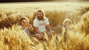 Yuk Intip! Kedekatan Pemain Justice League dengan Anak-anak