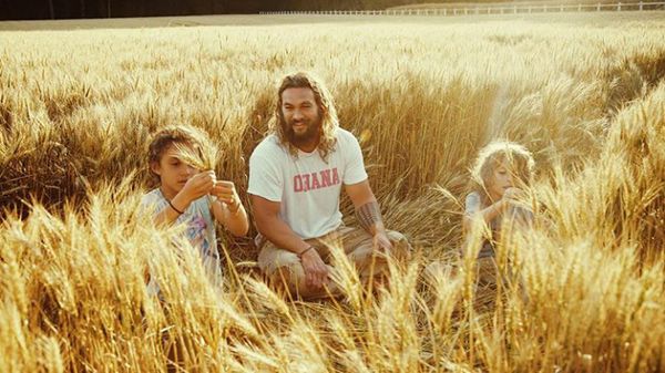 Yuk Intip! Kedekatan Pemain Justice League dengan Anak-anak