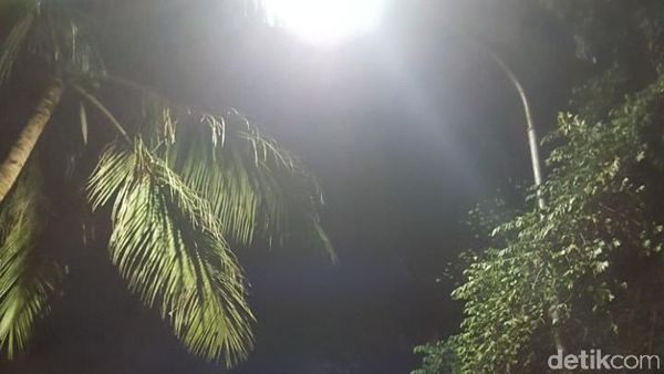 Benderang Lampu di Tiang yang Ditabrak Mobil Setya Novanto