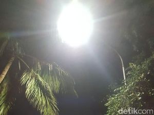 Benderang Lampu di Tiang yang Ditabrak Mobil Setya Novanto