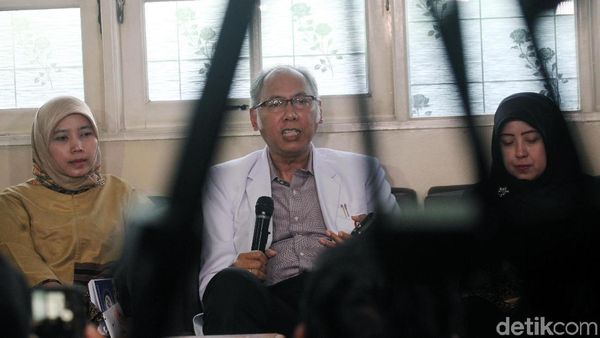 Foto: Dokter RS Medika Jelaskan Kondisi Novanto