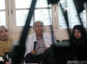 Foto: Dokter RS Medika Jelaskan Kondisi Novanto