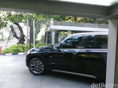 Foto Mobil yang Keluar dari Kediaman Setya Novanto