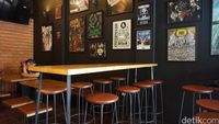 Lawless Burgerbar yang mempunyai interior heavy metal rock.