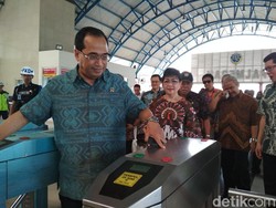Foto Menhub di Gate KRL Ramai Dibahas, Admin Kemenhub Minta Maaf