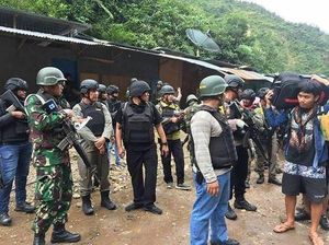 Sisir Lokasi Penyanderaan, TNI Temukan 2 Mayat Diduga Anggota KKB