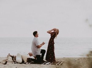 Lucu Tapi Romantis, Video Viral Pria yang Tabrak Pacar Saat Akan Dilamar