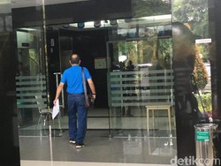 Datang ke RSCM Kencana, Pengacara Setya Novanto Bawa Dokumen