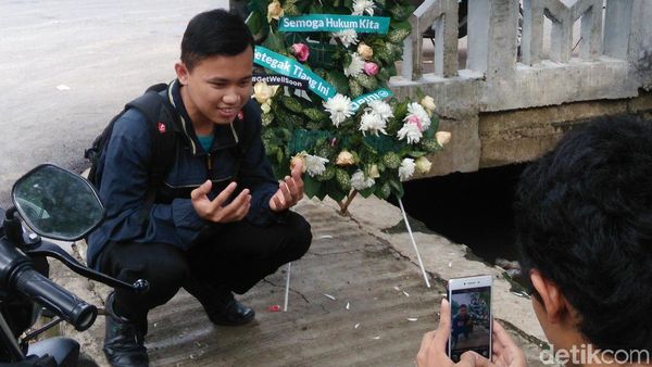 Tiang Lampu Novanto Jadi Spot Selfie Warga, Posenya Lucu-lucu