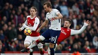 Di babak kedua, Spurs masih kesulitan memberikan ancaman kepada gawang Arsenal. Harry Kane selalu mendapat kawalan ketat dari pemain belakang Arsenal. Foto: Paul Childs/Action Images via Reuters