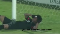 Saat berusaha menjangkau bola tembakan pemain Bali United, tubuh kiper timnas U-22 Satria Tama menghantam tiang. Tama dapat tujuh jahitan akibat kejadian ini. Foto: screenshot YouTube
