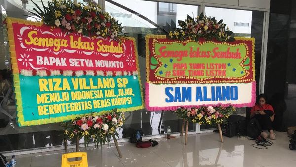 Foto: Karangan Bunga Papa Tiang Listrik Dipindah, Lalu Ditutup