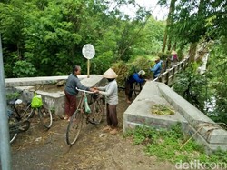 Belum Diperbaiki, Warga Masih Lewati Jembatan Miring di Bantul