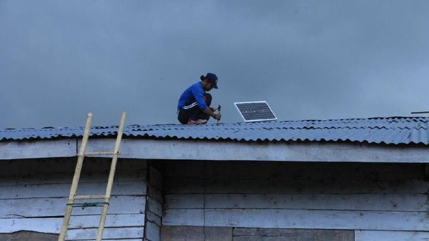 110 Lampu Tenaga Matahari Terangi Desa Sori Tatanga NTB