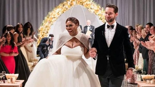 Menawannya Ratu Tenis Serena Williams dalam Balutan Gaun Pengantin