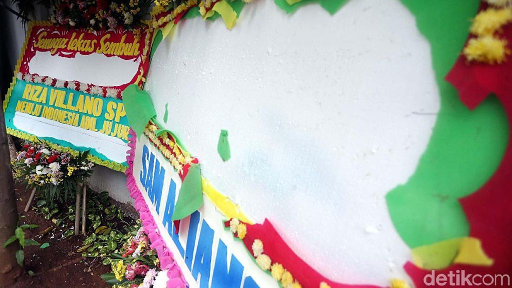 Foto: Kasihan! Karangan Bunga Papa Tiang Listrik Berumur Pendek