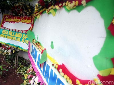Foto: Kasihan! Karangan Bunga Papa Tiang Listrik Berumur Pendek