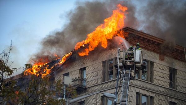 Aksi Si Jago Merah Lumat Gedung di Manhattan
