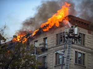 Aksi Si Jago Merah Lumat Gedung di Manhattan
