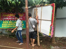 Karangan Bunga Papa Tiang Listrik Dipindah ke Parkiran Dekat Tiang