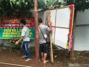 Karangan Bunga Papa Tiang Listrik Dipindah ke Parkiran Dekat Tiang Karangan Bunga Papa Tiang Listrik Dipindah ke Parkiran Dekat Tiang