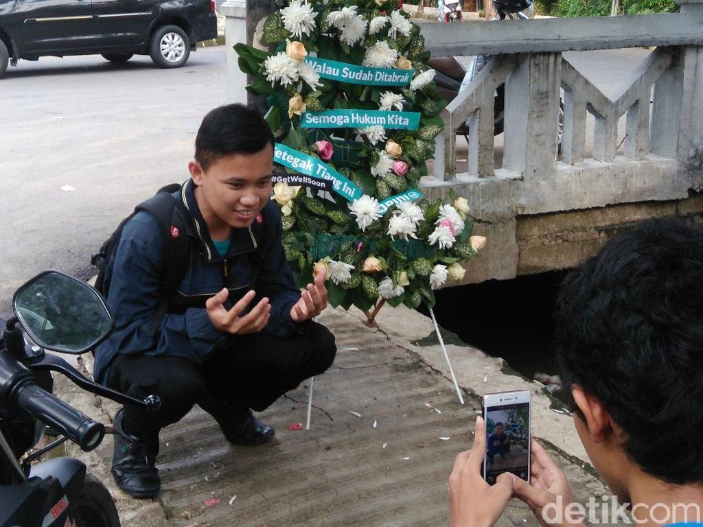 Respons Warga Soal Kecelakaan Novanto: Karangan Bunga hingga Selfie di Tiang
