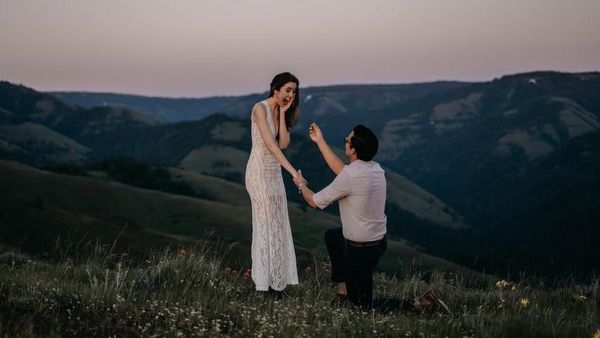 Jangan Baper, 13 Foto Lamaran Ini Romantis Banget