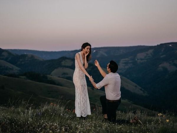 Jangan Baper, 13 Foto Lamaran Ini Romantis Banget