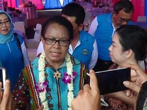 Menteri Yohana Imbau Orang Tua Perketat Penggunaan Gadget ke Anak Menteri Yohana Imbau Orang Tua Perketat Penggunaan Gadget ke Anak
