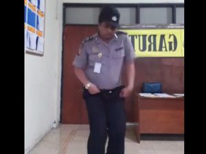 Aksi Brigadir Taufik Tiru Michael Jackson Viral di Medsos Aksi Brigadir Taufik Tiru Michael Jackson Viral di Medsos