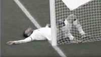Bek Hamburg, Heiko Westermann, pernah terhantam tiang di bagian wajah ketika berusaha mencegah pemain Bayer Leverkusen, Son Heung-min, mencetak gol pada 2013 lalu. Foto: screenshot YouTube
