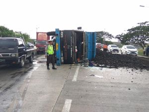 Truk Angkut Batu Bara Terguling, Muatannya Berserakan di Tol